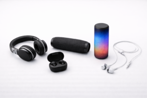 Auscultadores over-ear, fones in-ear e colunas portáteis de áudio